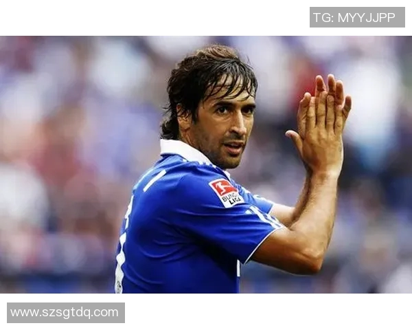 足球明星妻子身材展现魅力与风采的精彩瞬间合集