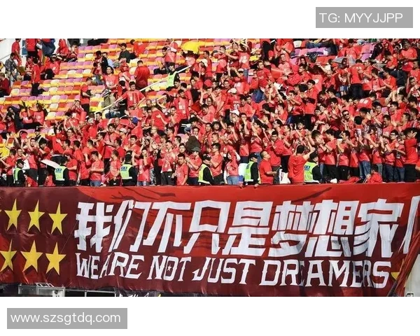 客场魅力四射的足球明星们如何赢得球迷的热爱与支持